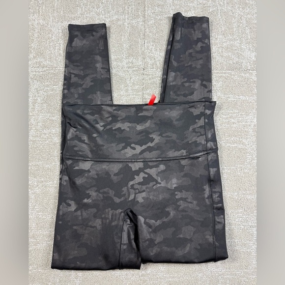 Spanx Black Camo Pull on Shiny Ankle Length Womens Legging Size Lg - Picture 1 of 7